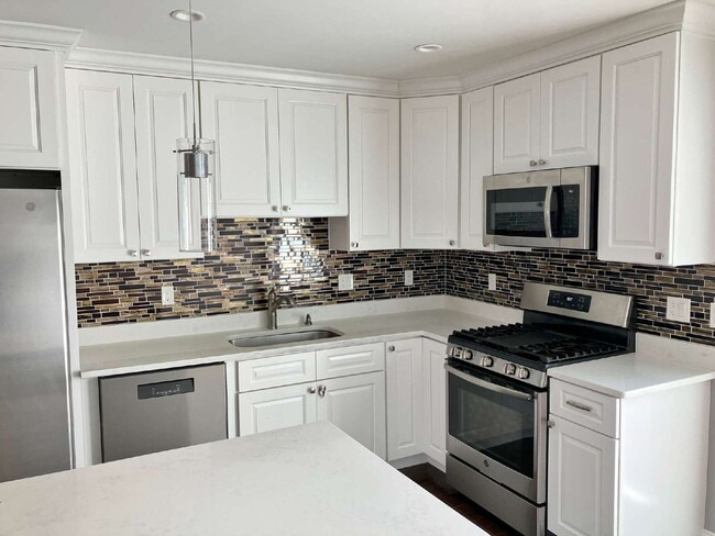 Photo - Spacious 3-Bedroom with Granite Touches & a large family room Unidad B