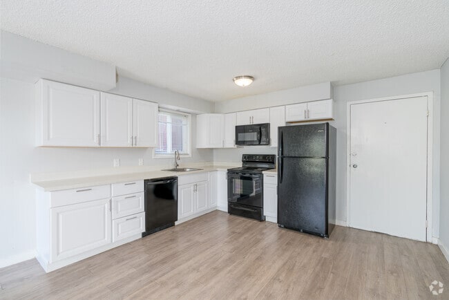 1BR, 1BA - 672SF - Kitchen - Cougar Ridge Apartments