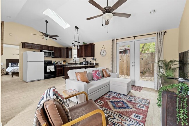 Photo - 75 Pedernales St