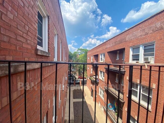 Building Photo - 1059 W Dakin St Unit #3