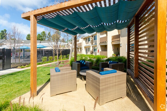 Salón al aire libre - Madison Newport Apartment Homes