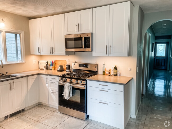 Building Photo - 384 Fellsway W Unit 1 Rental