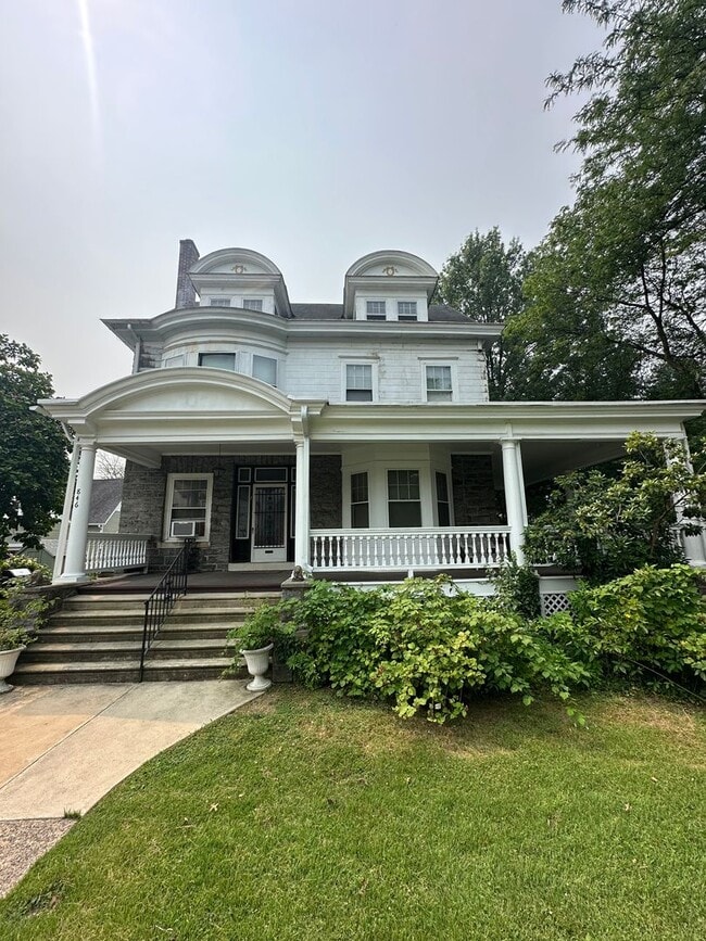Building Photo - Beautiful Second Floor 3 Bed/1 Bath Unit 2
