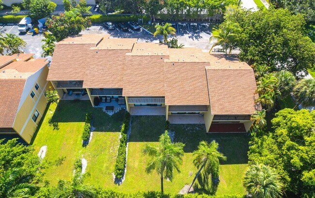 Photo - 663 Dover St