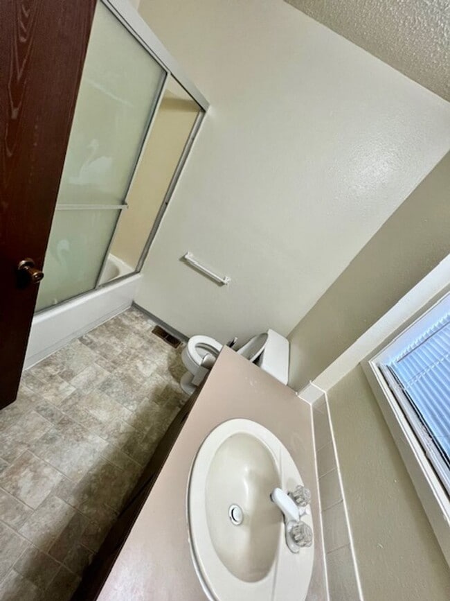 Photo - Spacious 2 Bed / 1.5 Bath Triplex in Quiet Clarkston Neighborhood – Pet Friendly! Unit C