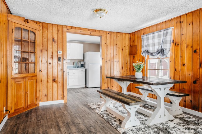 Photo - 586 Applegate Dr