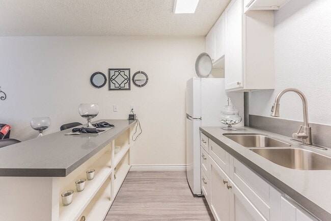 University Gardens kitchen bar - University Gardens