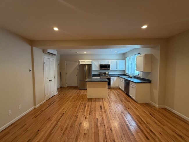 Building Photo - 160 Summer St Unit 3