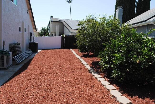Side yard - 5475 Mantua Ct