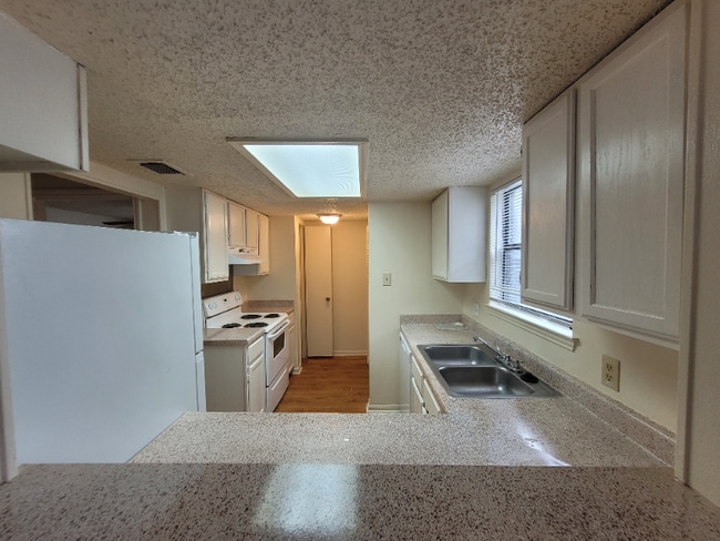 Photo - 6303 Windsor Castle Unit 2