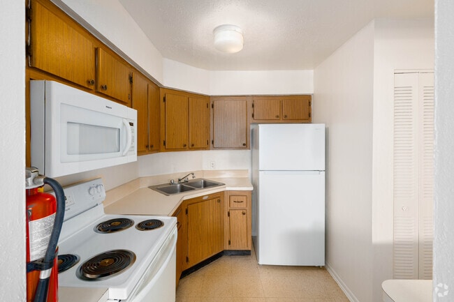 2BR, 1BA - 907SF - Ktichen - Sunterra Apartments