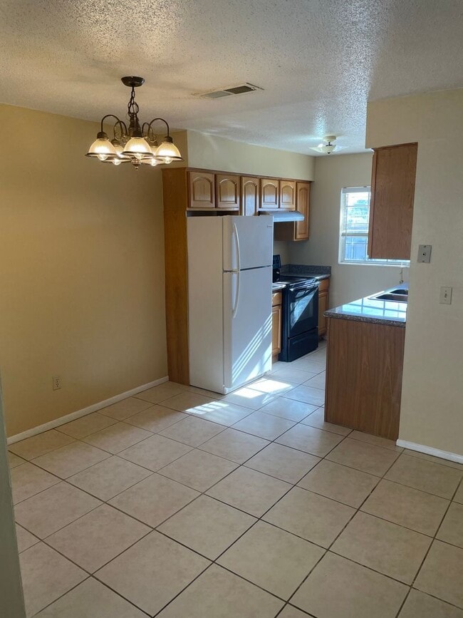 Photo - 2 bedroom 2 bath - walk in closet - master - dining area in kitchen