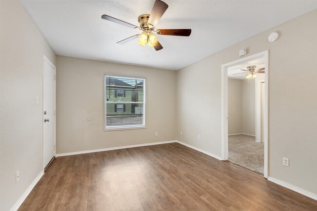 Building Photo - 1514 Broadmoor Dr Unit C