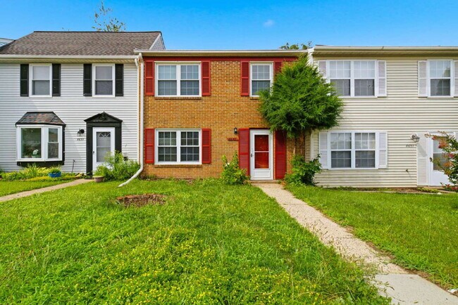Beautifully Refreshed 3BR Townhome with Private Fenced Backyard in Brandy Station