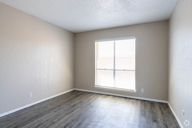 2BR, 1BA - 979SF
