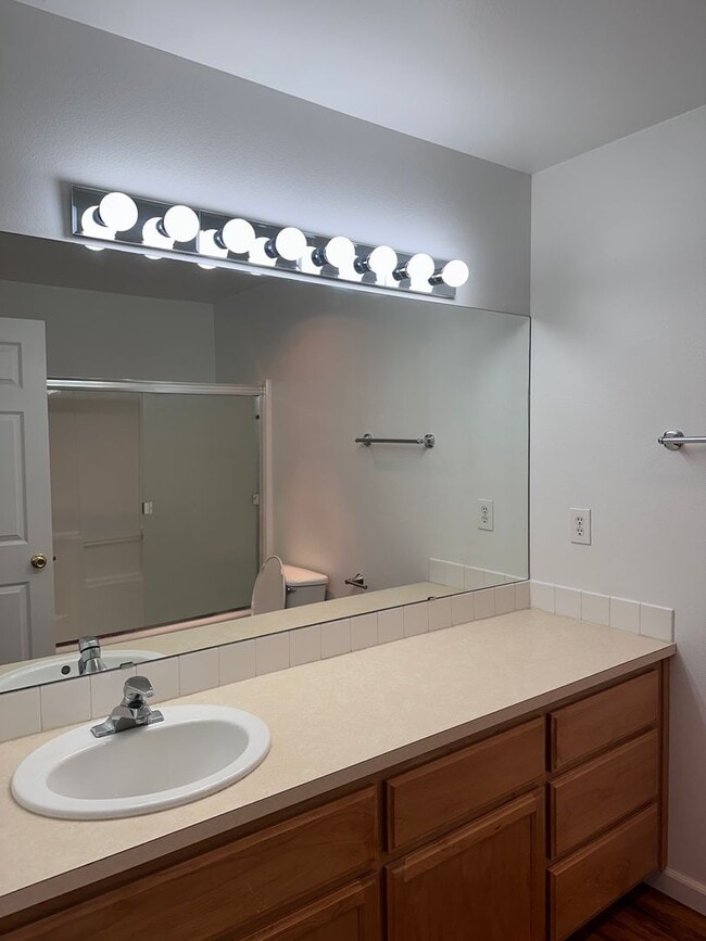 Photo - Updated 2 Bed Townhome w/ Garage, Fireplace & Utilities Included! Unidad #2