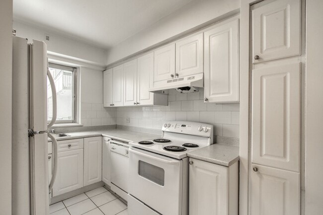 Building Photo - 3555 Chem. de la Côte-des-Neiges Unit 602