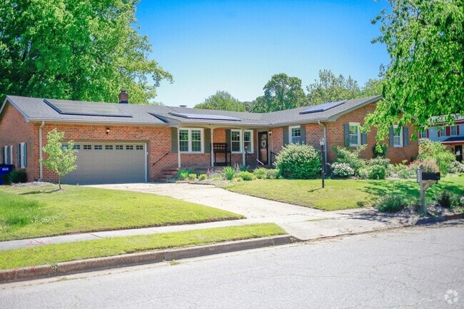 Building Photo - Charming 2BR in Historic Home – Bright, Sp...