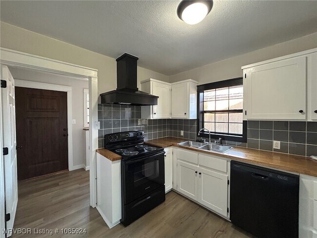 Photo - 117 S Main St