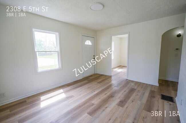 2308 E 5th St