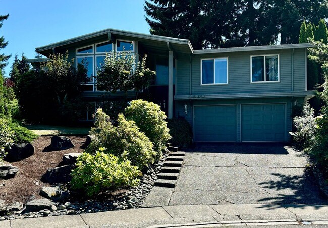 4 Bed / 2.5 Bath Cougar Mountain view home... - 4 Bed / 2.5 Bath Cougar Mountain view home...