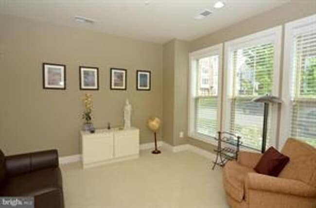 Photo - 4 LEVEL TOWNHOUSE WITH 2 CAR GARAGE, WALKING DISTANCE TO DOWNTOWN CROWN