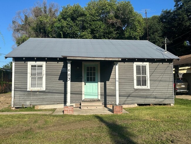 Building Photo - 2 bedroom, 1 bathroom home available in La...