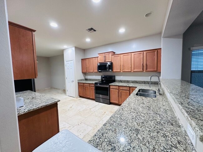 Amplia cocina con encimeras de granito. - 18215 W Townley Ave