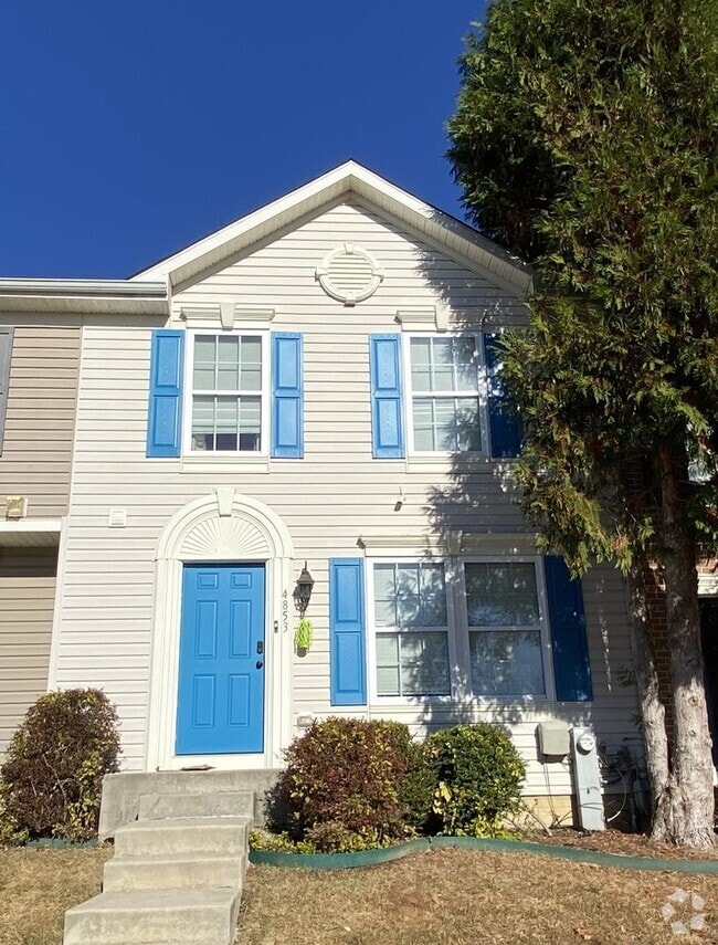 Building Photo - 3 Bedroom, 2 Full + 2 Half Bath Townhome i...