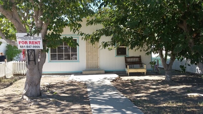 Building Photo - 615 Tyler St
