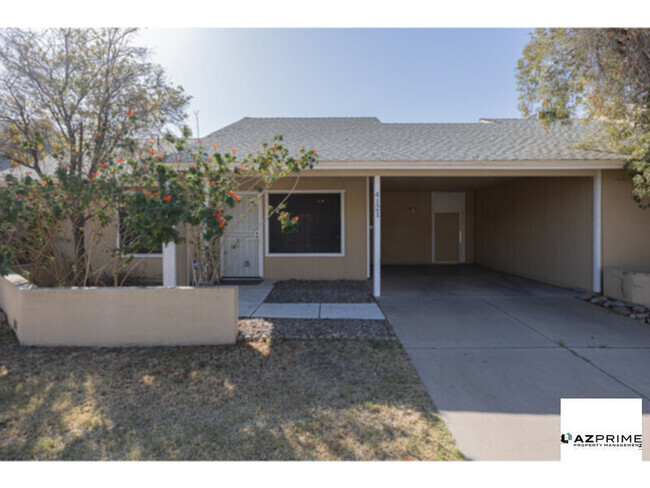 Building Photo - Step into this Stylish 2/1 Phoenix Townhouse