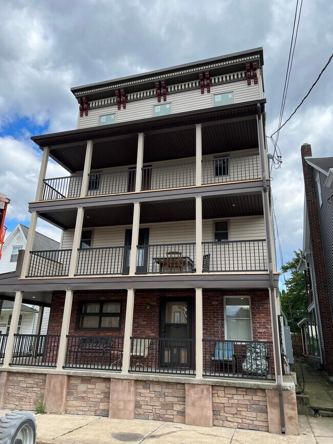 Photo - 107 W Biddle St House