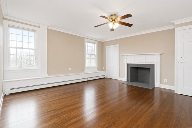 Photo - 562 Amity Rd