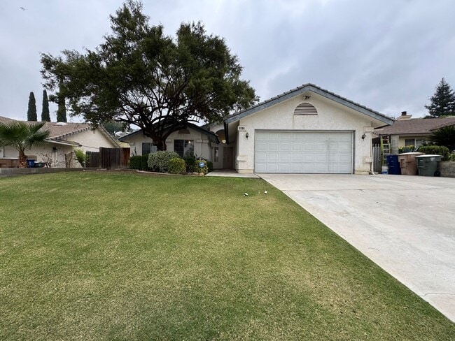 Building Photo - NE Bakersfield home with a sunroom!