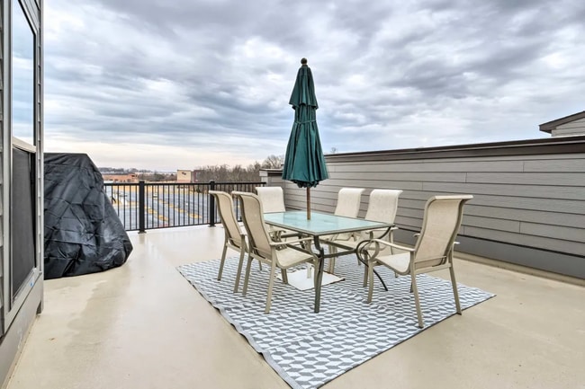 Photo - Luxury 3BR/2.5BA Condo w/ Balcony and Rooftop Terrace & Garage – Walk to One Loudoun