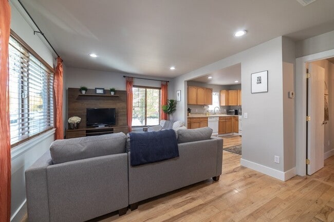 Photo - 111 NW Bond St