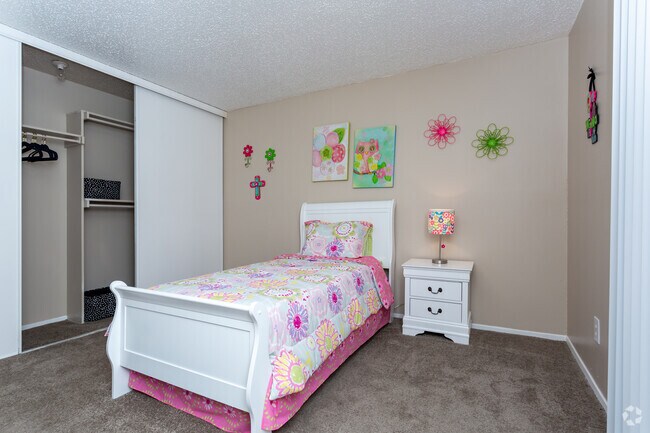 2BR,2BA-950SF