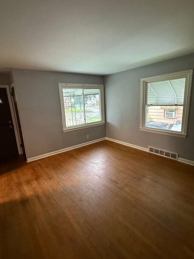 Photo - SECTION 8 AND EDEN ACCEPTED!! Newly Renova...