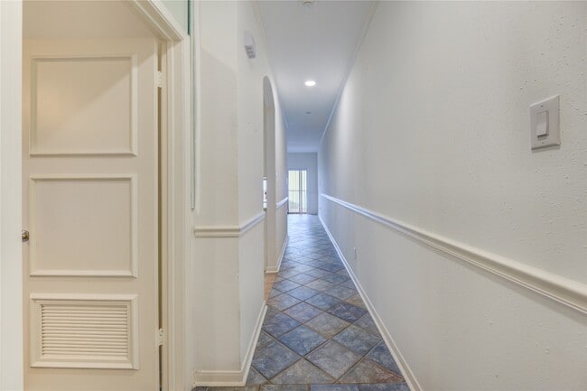 Building Photo - 401 Lakeside Ln Unit 106