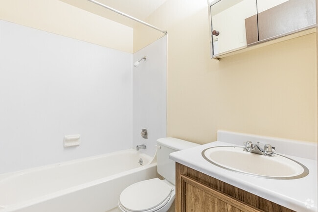 1 habitación, 1 baño - 592 pies cuadrados - Baño - Gardenview Estates