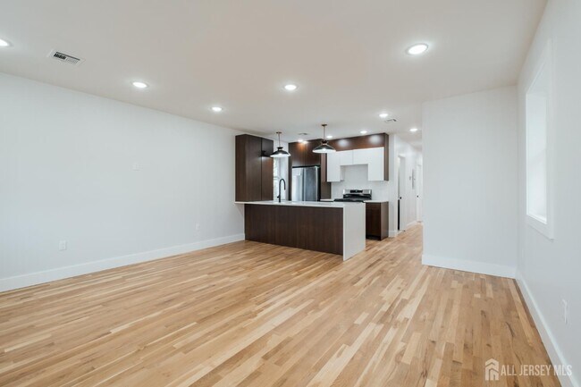 Photo - 90 Hollywood Ave