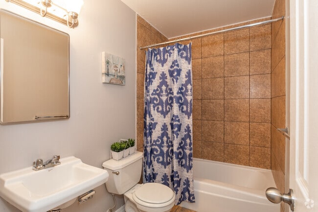 1BR, 1BA - 600 SF