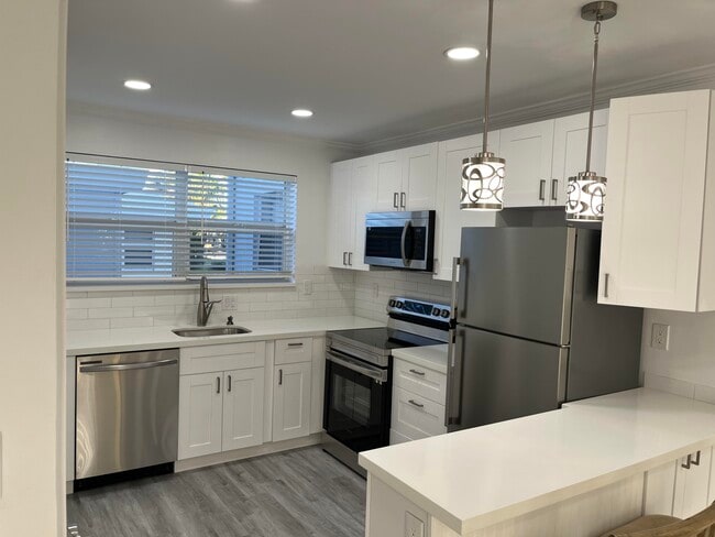 Building Photo - 2748 NE 28th Ave Unit 2