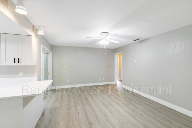 Photo - 3326 Young St