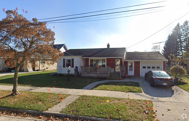 Building Photo - 1909 32nd St Rental