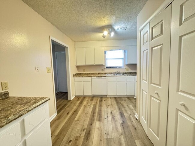 Photo - 124 Stonehedge Drive