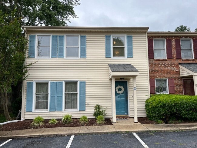 Building Photo - Adorable 3 Bedroom Townhouse w/ 1st Floor Bedroom