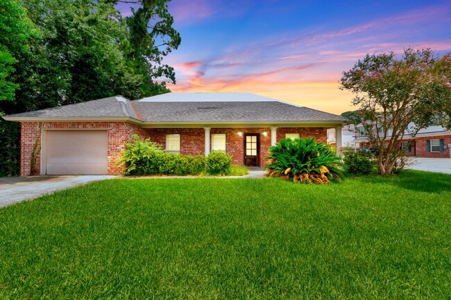 Building Photo - 3 BDRM HOUSE OFF ALBERTSON PKWY
