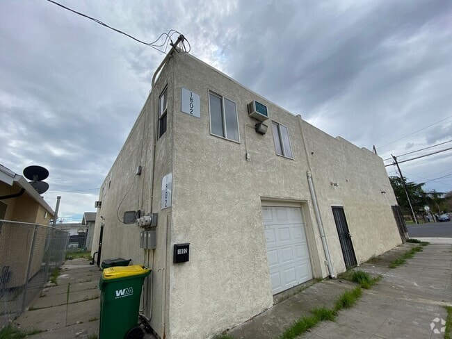 Building Photo - Large Two Bed, One Bath Upstairs Apartment Unit 1802