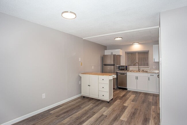 Photo - 2 Bed 1 Bath On Bus Route - Heat Included